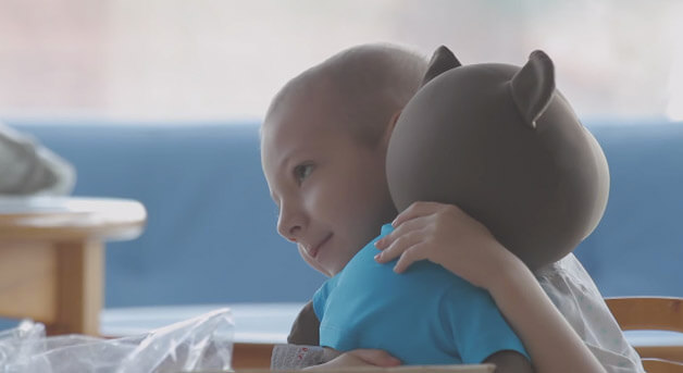 ELO: O ursinho que liga crianças com câncer ao amor de suas famílias
