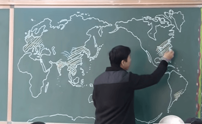 Um professor de geografia da China, foi filmado recentemente por ter a habilidade de desenhar o mapa do mundo a mão livre.