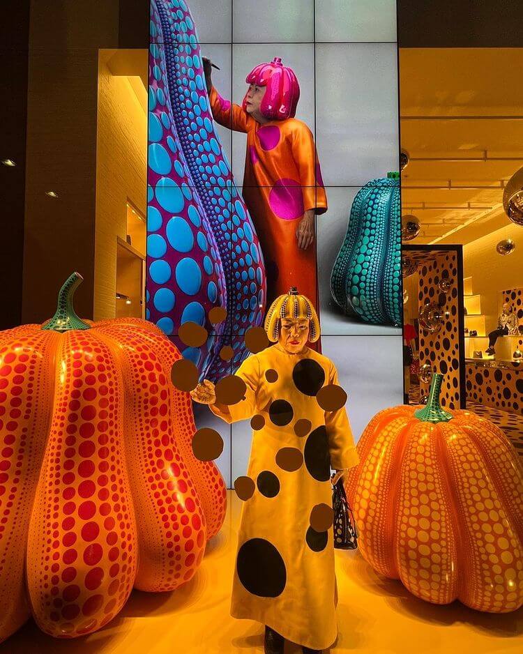Bolinhas icônicas da artista Yayoi Kusama dominam lojas da Louis Vuitton