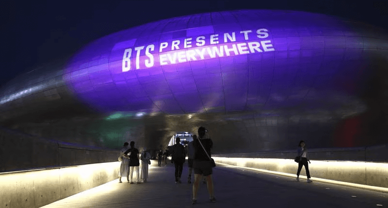 Seul celebra o 10º aniversário do BTS com iluminação roxa por toda capital