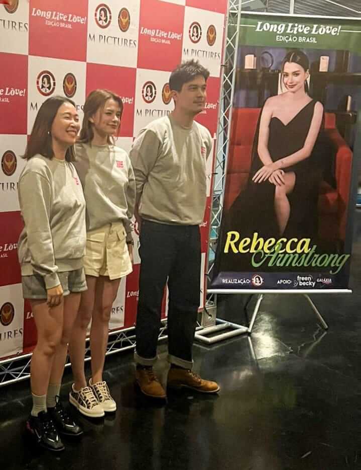 Hoje a atriz tailandesa Becky Armstrong junto do ator Sunny Suwanmethanont e da diretora Piyakan Bootprasert, foram recebidos com muita animação por fãs brasileiros