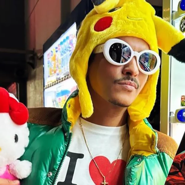Bruno Mars divulgou uma foto bastante Otaku onde aparece abraçando a Hello Kitty, vestindo toca do Pikachu e com o mangá de Jujutsu Kaisen.