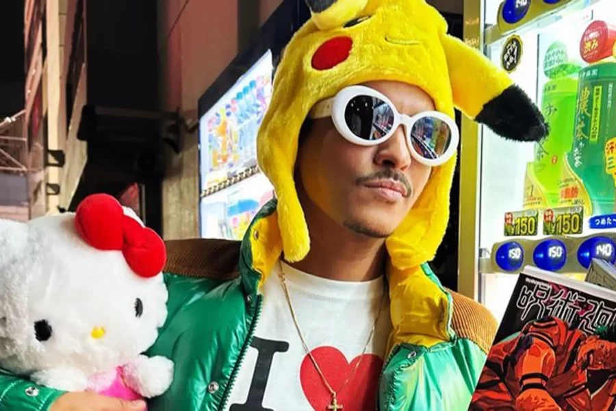 Bruno Mars divulgou uma foto bastante Otaku onde aparece abraçando a Hello Kitty, vestindo toca do Pikachu e com o mangá de Jujutsu Kaisen.