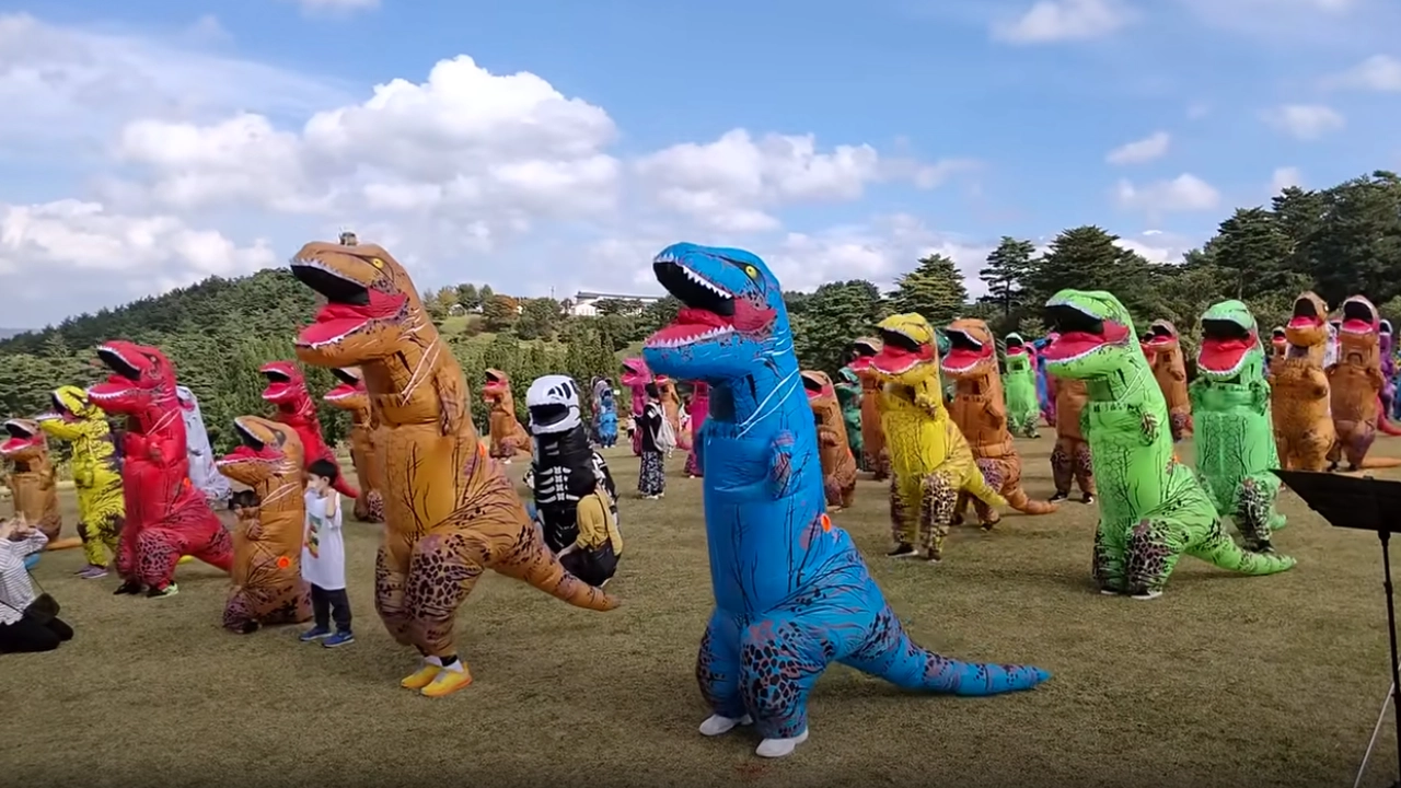 Mais de 40 corridas fantasiadas de T-Rex foram realizadas no Japão, tornando-o um dos eventos de corrida que mais cresce no país asiático.